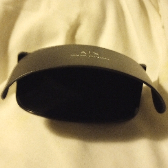Armani Exchange Eye Glasses, Case Hard Case Clam Shell Rounded Sunglass Black - Picture 7 of 9